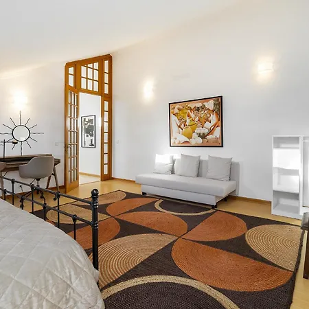 Whome Surfer's Paradise Retreat: Digital Nomads & Remote Workers