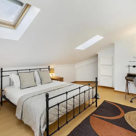 Whome Surfer's Paradise Retreat: Digital Nomads & Remote Workers